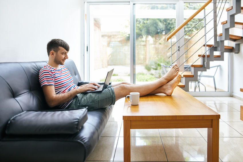 Profissional estudando online em casa